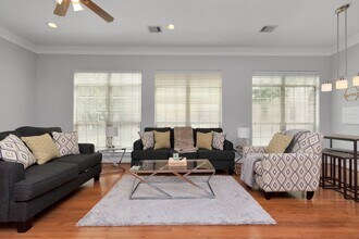 9038 Lakes at 610 Dr in Houston, TX - Building Photo - Building Photo