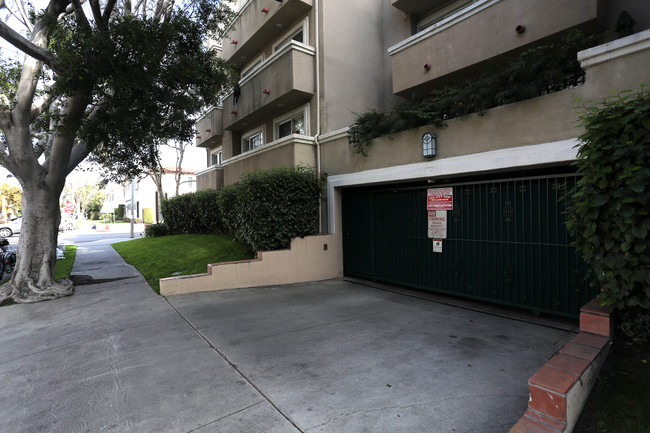 Cloverdale Apartments in Los Angeles, CA - Building Photo - Building Photo