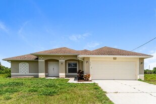 719 Roma Ave S in Lehigh Acres, FL - Building Photo