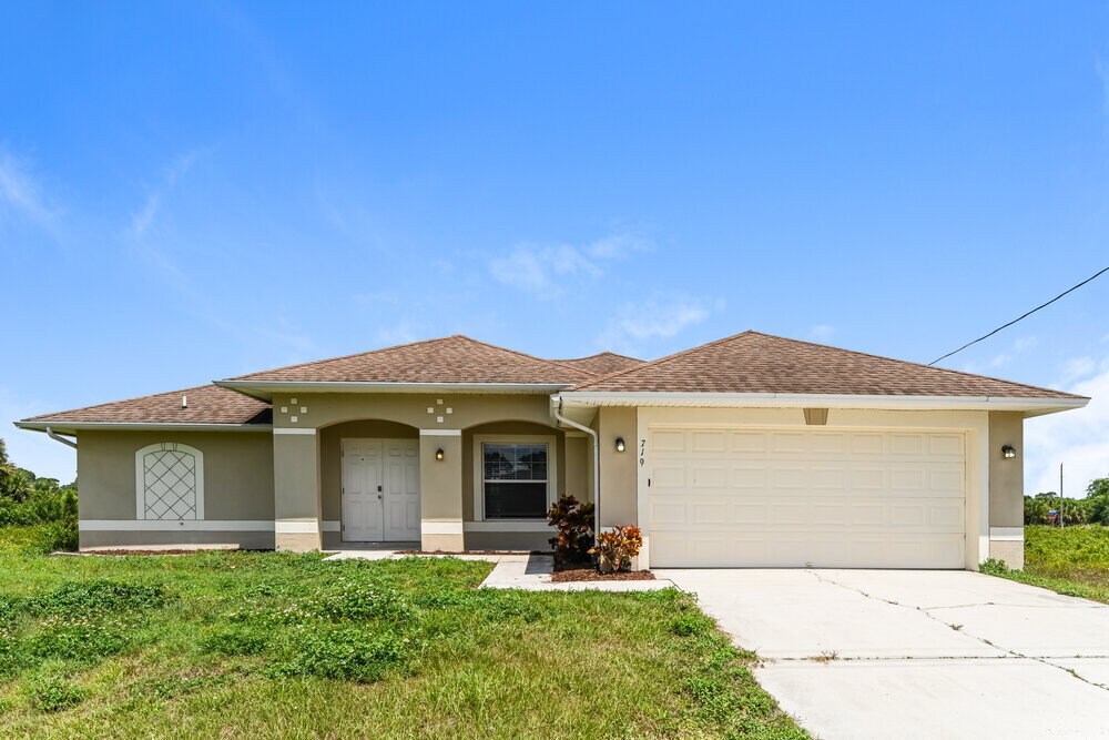 719 Roma Ave S in Lehigh Acres, FL - Foto de edificio