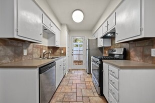 2210 Quarry Rd in Austin, TX - Building Photo