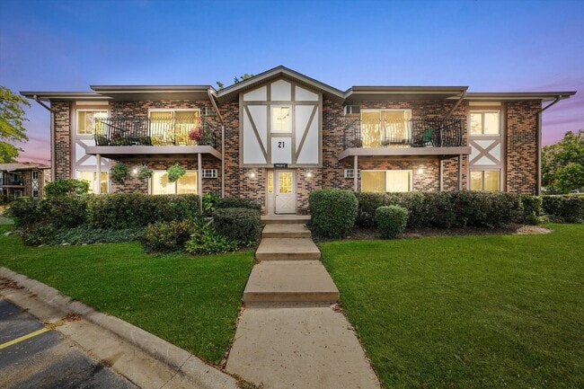 9S125 Lake Dr in Willowbrook, IL - Building Photo - Building Photo