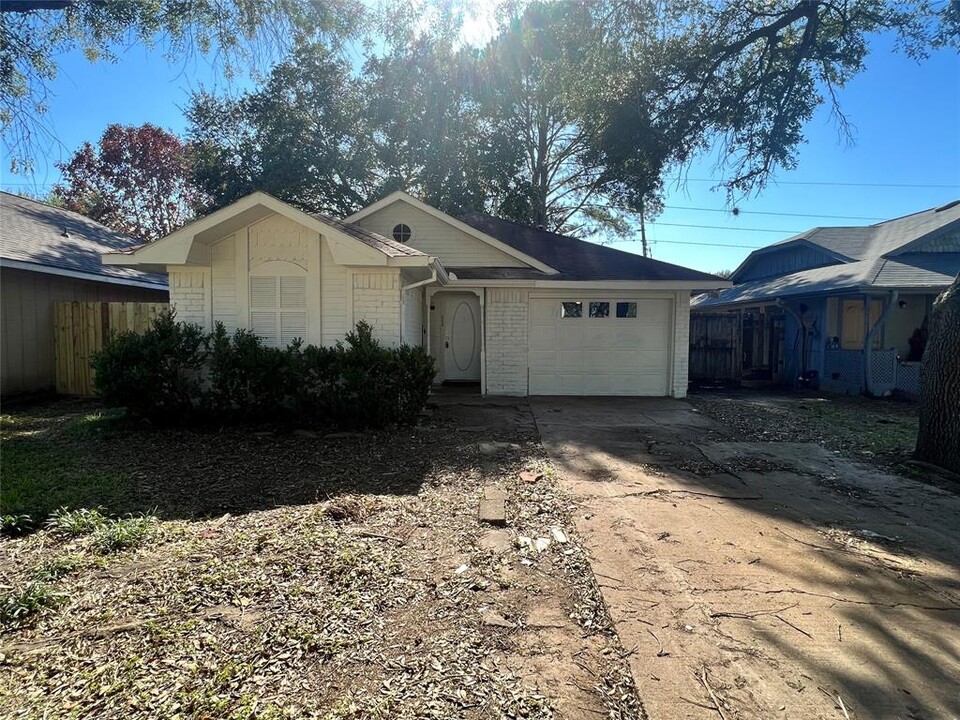 16203 Barbarossa Dr in Houston, TX - Building Photo