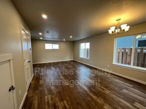 661 NE Brookstone Dr in Prineville, OR - Building Photo - Building Photo
