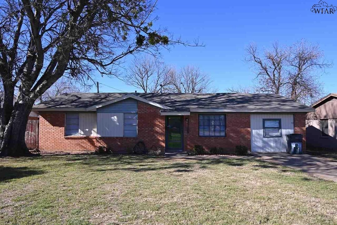 1616 Phoenix Dr in Wichita Falls, TX - Building Photo
