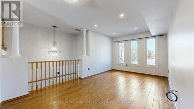 1050 Bristol Rd W in Mississauga, ON - Building Photo - Building Photo