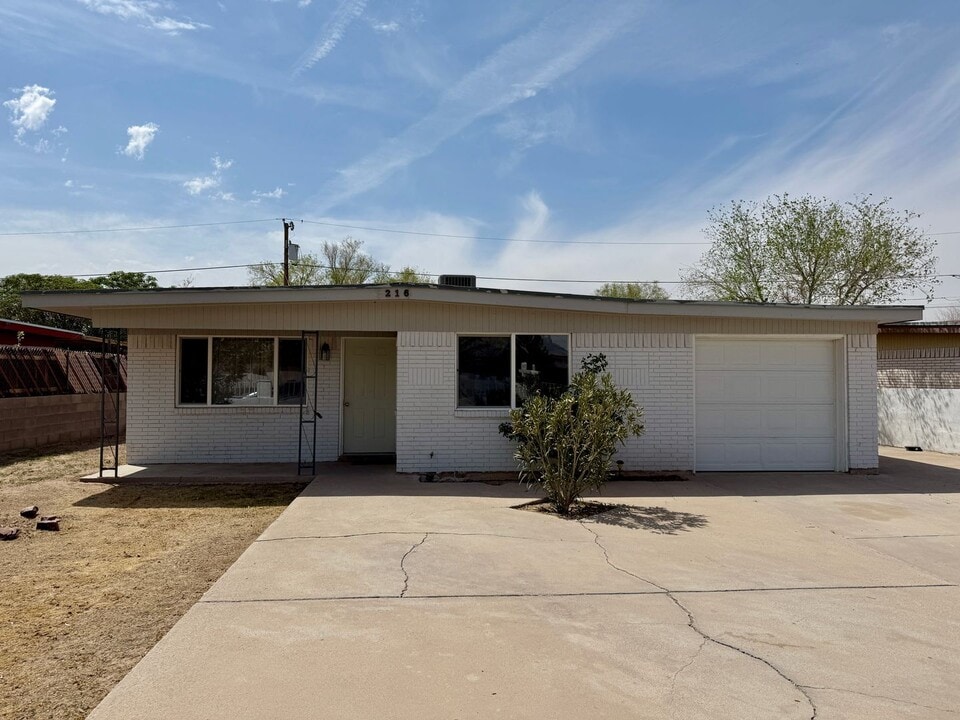 216 Link Dr in El Paso, TX - Building Photo