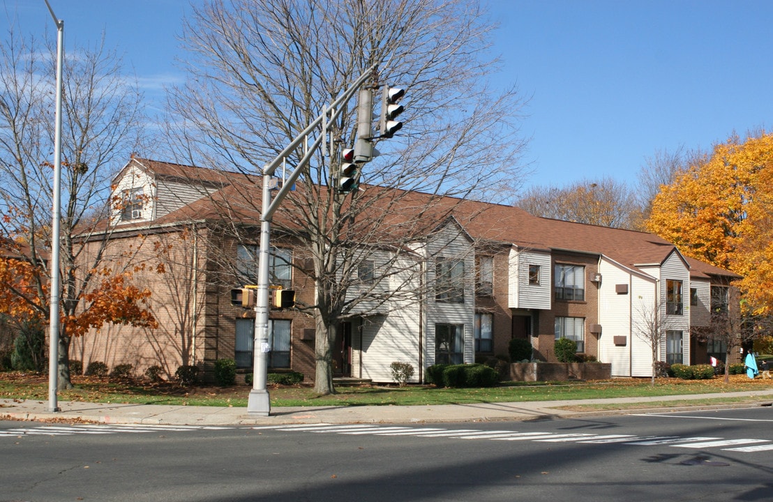 Parkwood Apartments in East Haven, CT - Building Photo