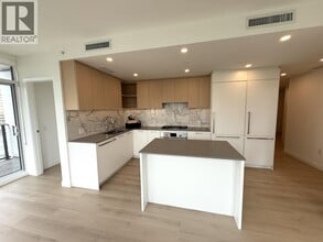 6468 Willingdon Ave in Burnaby, BC - Building Photo - Building Photo