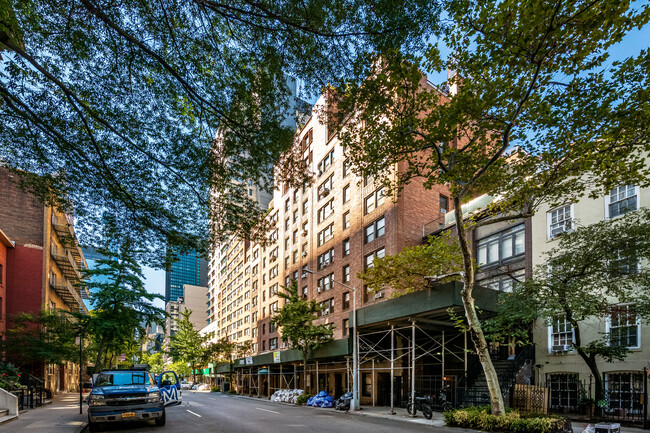 319 E 50th St in New York, NY - Foto de edificio - Building Photo