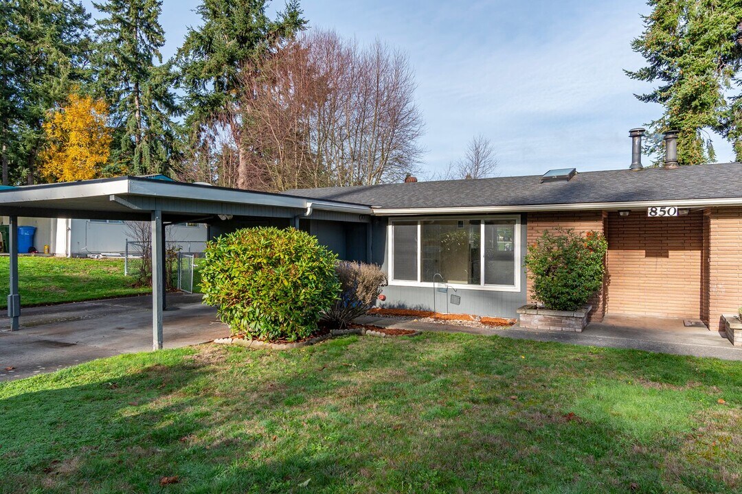 850 SW 6th Ave in Oak Harbor, WA - Building Photo