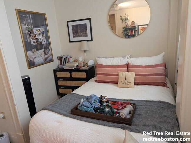 1661 Commonwealth Ave, Unit 8 in Boston, MA - Building Photo - Building Photo