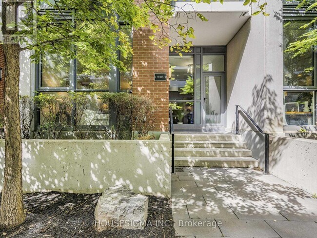 32 Bruyeres Mews in Toronto, ON - Building Photo - Building Photo
