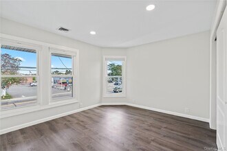 7 Pulaski Rd in East Northport, NY - Foto de edificio - Building Photo