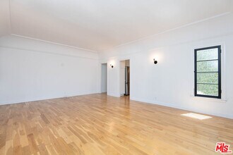 1085 Cloverdale Ave in Los Angeles, CA - Building Photo - Building Photo
