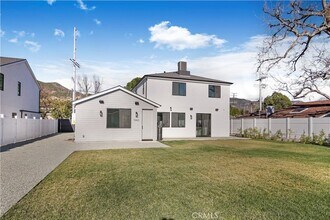 13461 Bradley Ave in Los Angeles, CA - Foto de edificio - Building Photo