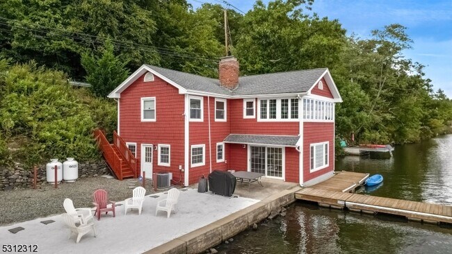 206 Lakeside Rd in West Milford, NJ - Building Photo - Building Photo
