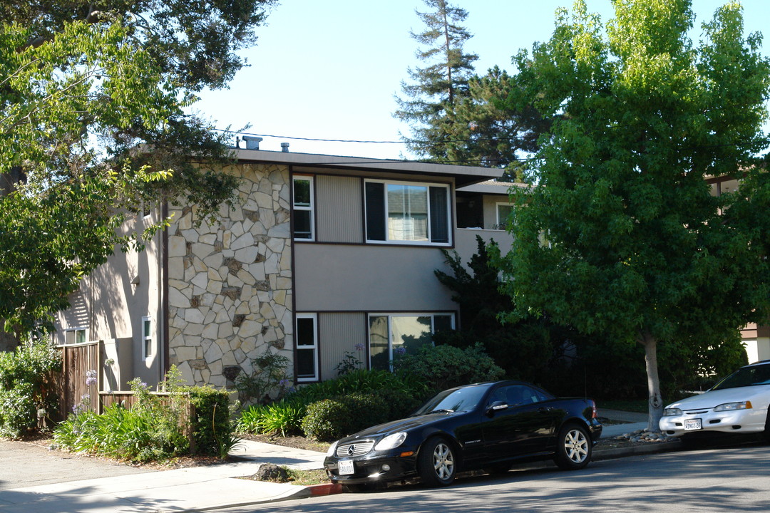 1437 Floribunda Ave in Burlingame, CA - Foto de edificio