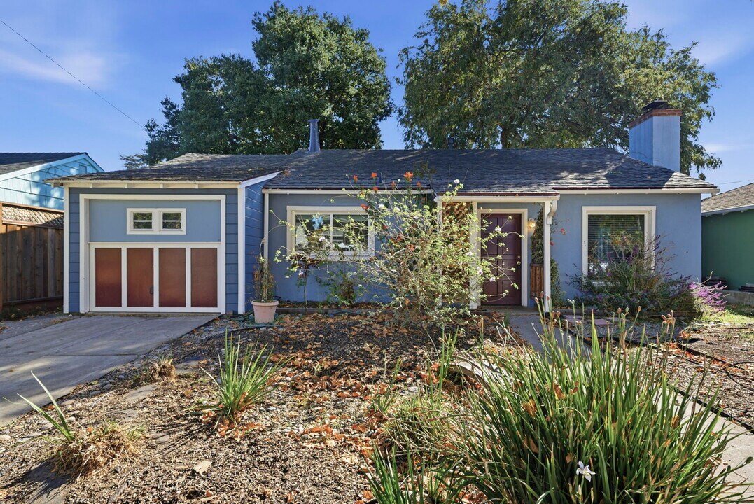 1047 Riverton Dr in San Carlos, CA - Building Photo