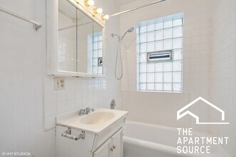 1050 W George St, Unit 001 in Chicago, IL - Building Photo - Building Photo