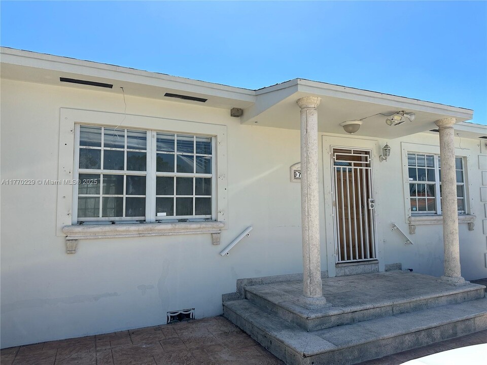 7110 SW 13th St in Miami, FL - Building Photo