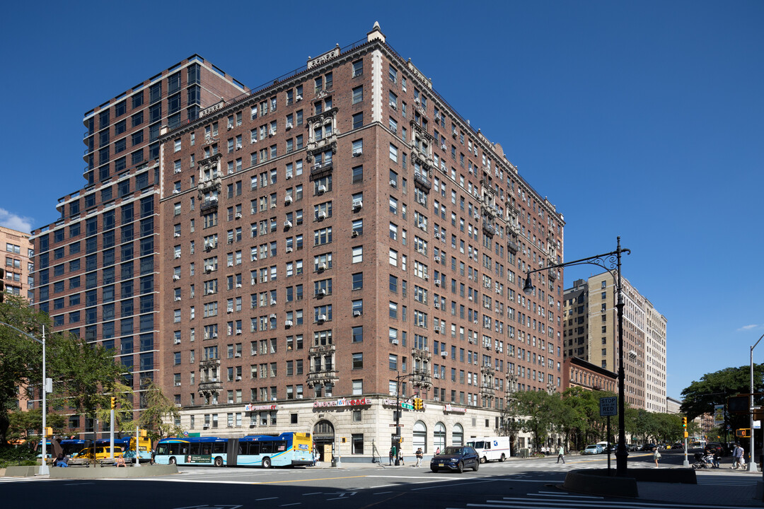 2760 Broadway in New York, NY - Building Photo