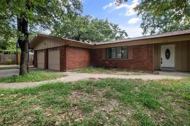 4304 Lindsay Ln in Haltom City, TX - Building Photo - Building Photo