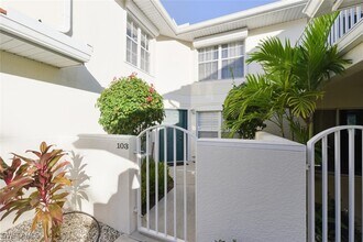 4910 Deerfield Way in Naples, FL - Foto de edificio - Building Photo