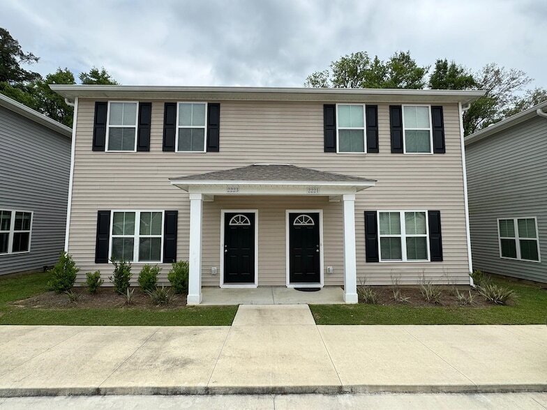 2225 Cedarbrook Ct in Tallahassee, FL - Foto de edificio