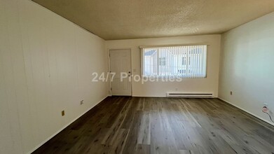 5504 SE Center St in Portland, OR - Building Photo - Building Photo