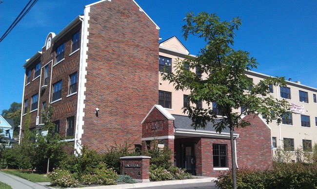 Beacon Square Apartments in Pontiac, MI - Foto de edificio - Building Photo