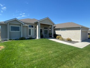 3813 W 48th Ave in Kennewick, WA - Building Photo - Building Photo