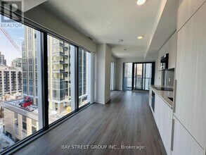 8 Cumberland St in Toronto, ON - Building Photo - Building Photo