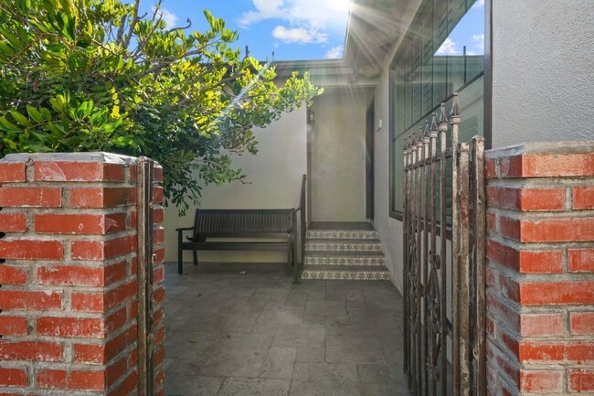 513 E Hillsdale St in Inglewood, CA - Building Photo - Building Photo