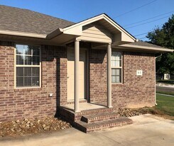 56 W Center St in Dover, AR - Building Photo