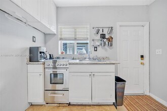 5207 Hayes St in Hollywood, FL - Building Photo - Building Photo