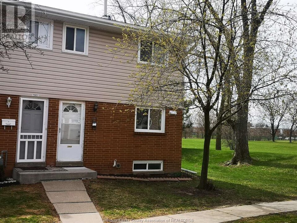 7849 Hawthorne Dr in Windsor, ON - Building Photo