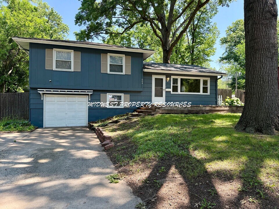604 NW Falk Dr in Lee's Summit, MO - Building Photo