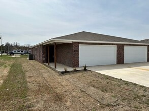 500 W Christopher Dr in Siloam Springs, AR - Building Photo - Building Photo
