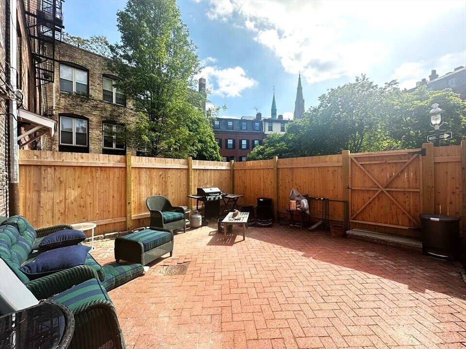 10 Mount Vernon Square in Boston, MA - Building Photo