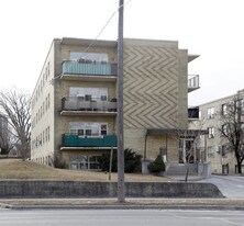 1525 Wilson Ave in Toronto, ON - Building Photo