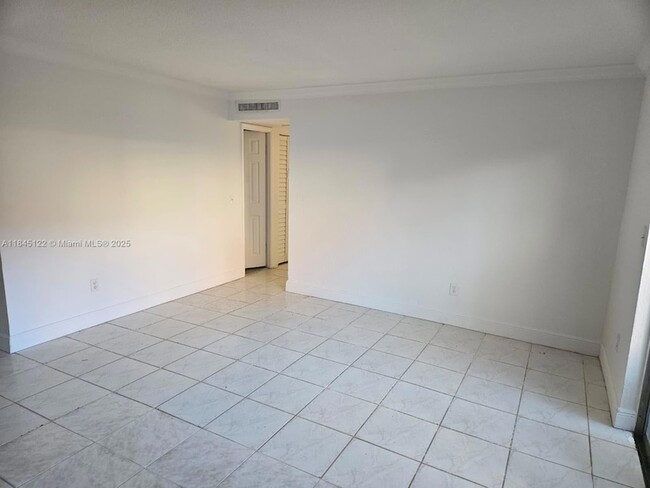 8001 W 6th Ave in Hialeah, FL - Building Photo - Building Photo