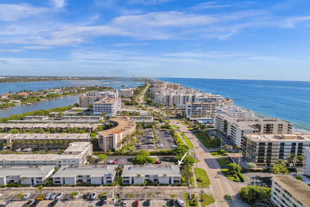 4201 S Ocean Blvd in South Palm Beach, FL - Building Photo