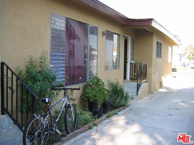 1372 W 36th St in Los Angeles, CA - Building Photo - Building Photo