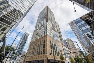 2 E Erie St in Chicago, IL - Building Photo