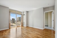 330 W GRAND Ave in Chicago, IL - Building Photo - Building Photo