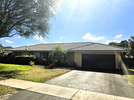 7450 SW 15th St in Plantation, FL - Building Photo