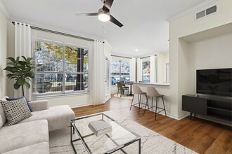 eaves North Dallas in Dallas, TX - Foto de edificio - Building Photo