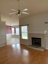 781 W Saffron St in Hanford, CA - Building Photo - Building Photo
