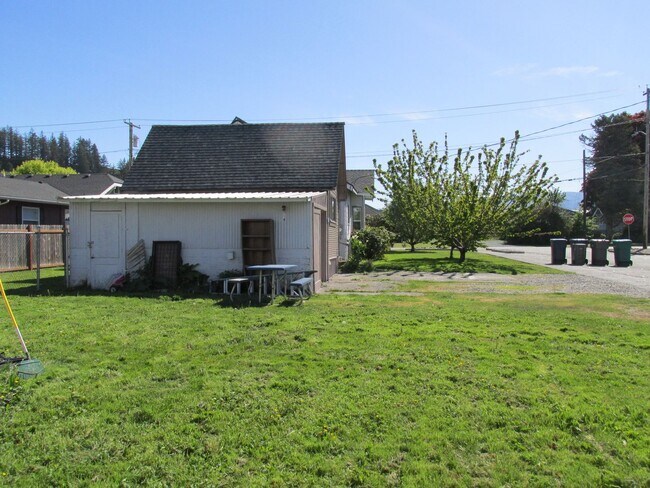 345 E Hazel Ave in Burlington, WA - Building Photo - Building Photo